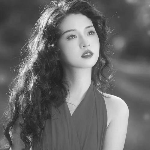 头像黑白图片2025最火爆女生伤感