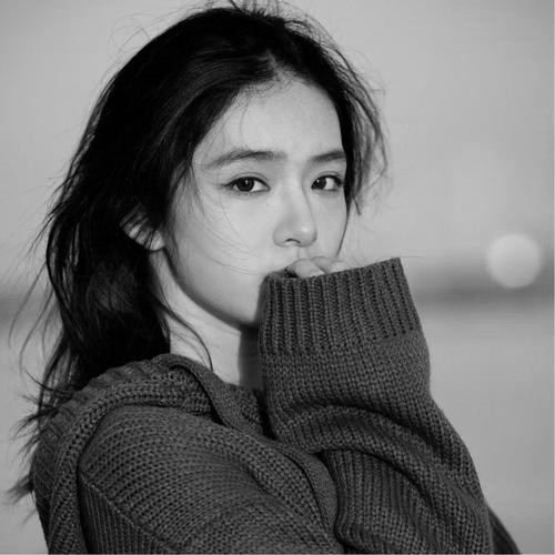 头像黑白图片2025最火爆女生伤感