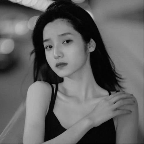 头像黑白图片2025最火爆女生伤感