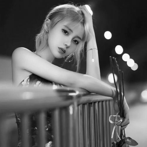 头像黑白图片2025最火爆女生伤感