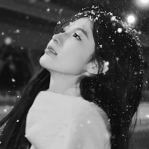 头像黑白图片2025最火爆女生伤感