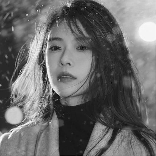 头像黑白图片2025最火爆女生伤感