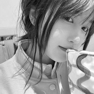 黑白女生头像图片真人