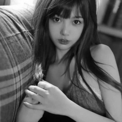 黑白女生头像图片真人