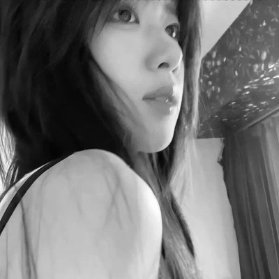 黑白女生头像图片真人