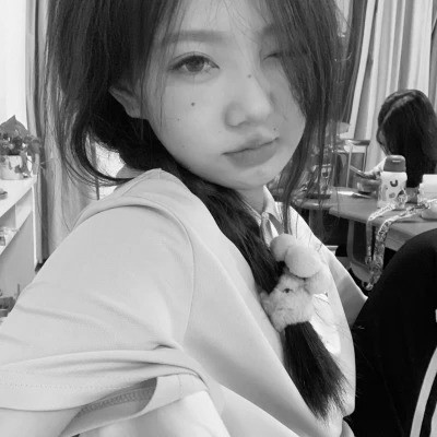 黑白女生头像图片真人