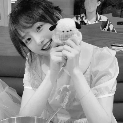 黑白女生头像图片真人