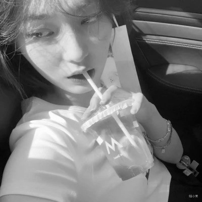 黑白女生头像图片真人