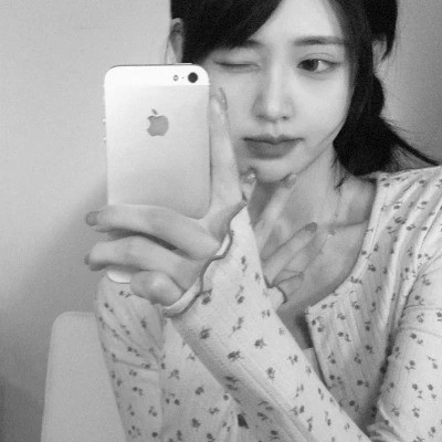 黑白女生头像图片真人