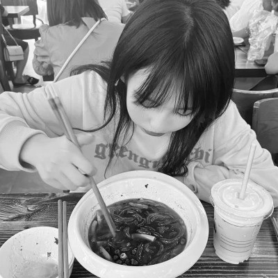 黑白女生头像图片真人