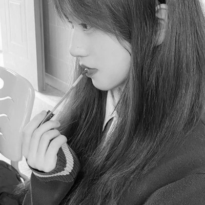 黑白女生头像图片真人