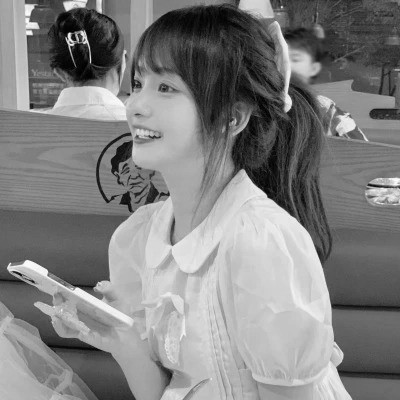 黑白女生头像图片真人