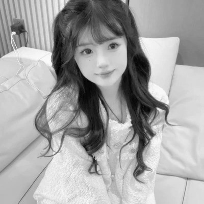 黑白女生头像图片真人