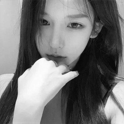 黑白女生头像图片真人