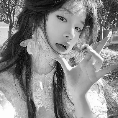 黑白女生头像图片真人