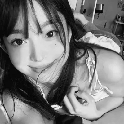 黑白女生头像图片真人