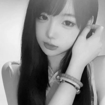 黑白女生头像图片真人