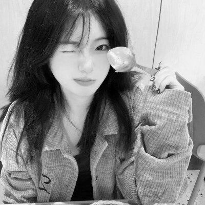 黑白女生头像图片真人