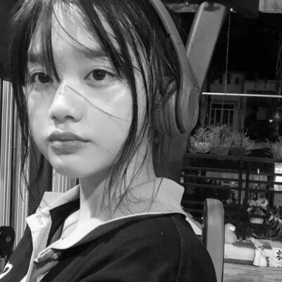 黑白女生头像图片真人