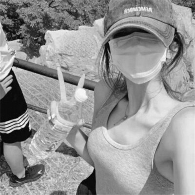 黑白女生头像图片真人