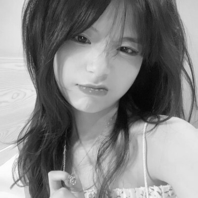 黑白女生头像图片真人