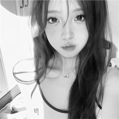 黑白女生头像图片真人