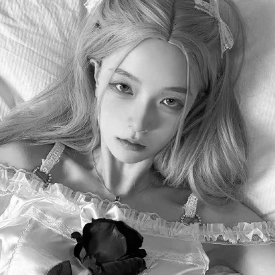 黑白真人女头图片