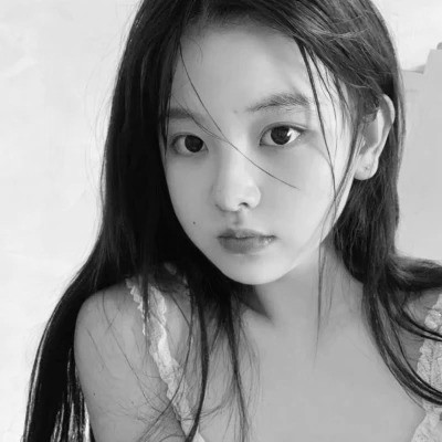 黑白真人女头图片