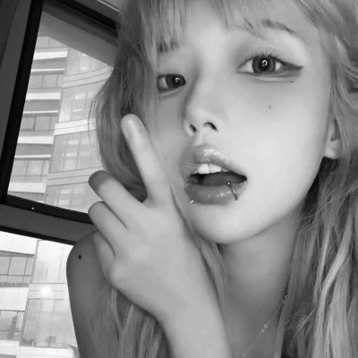 黑白真人女头图片