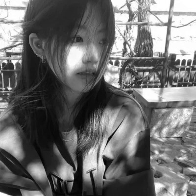 黑白真人女头图片
