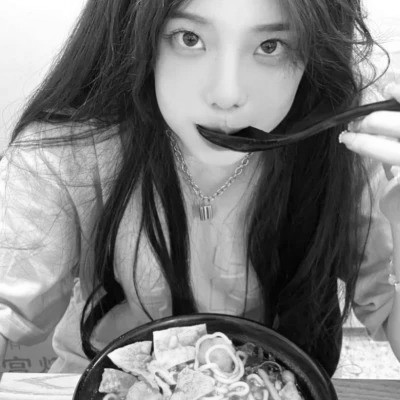 黑白真人女头图片