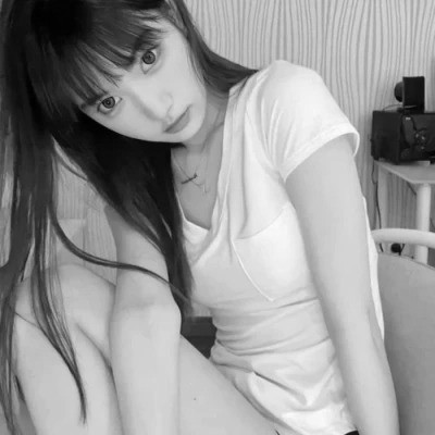 黑白真人女头图片