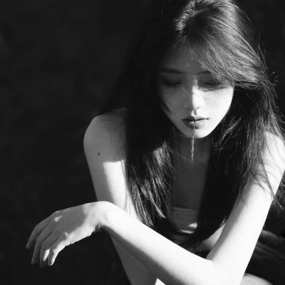 黑白真人女头图片