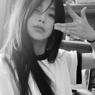 黑白真人女头图片