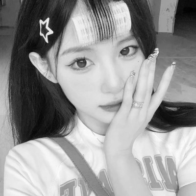 黑白真人女头图片
