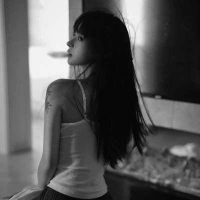 黑白真人女头图片