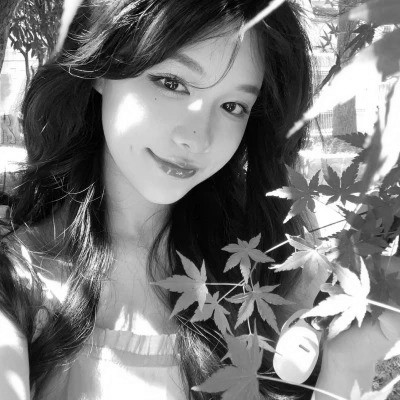 黑白女生头像真人