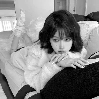黑白女生头像真人