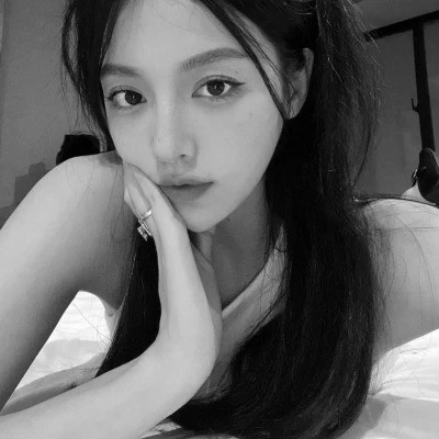 黑白女生头像真人
