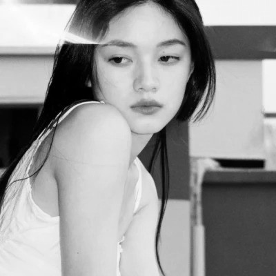 黑白女生头像真人