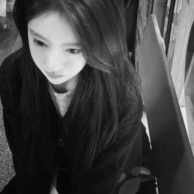 黑白女生头像真人