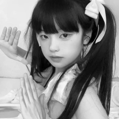 黑白女生头像真人