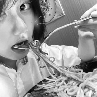 黑白女生头像真人