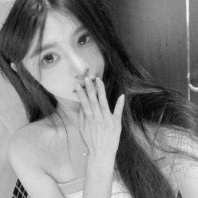 黑白女生头像真人