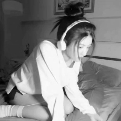 黑白女生头像真人