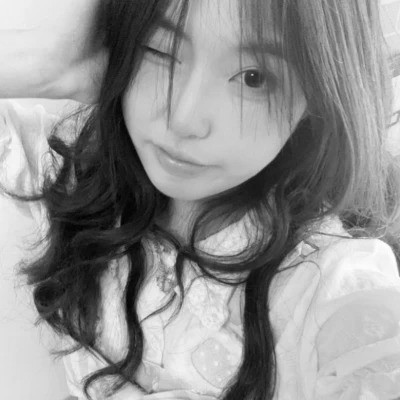 黑白女生头像真人