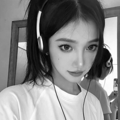 黑白女生头像真人