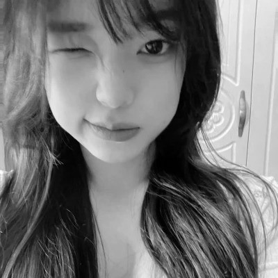 黑白女生头像真人