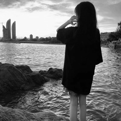 黑白女生头像真人
