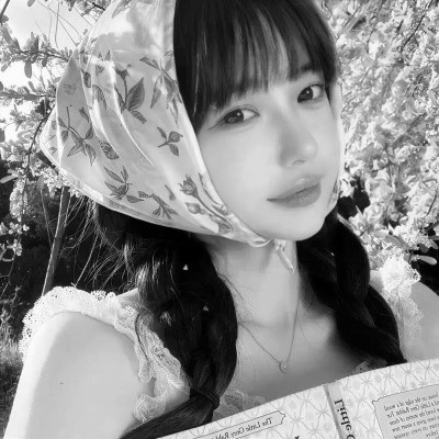 黑白女生头像真人